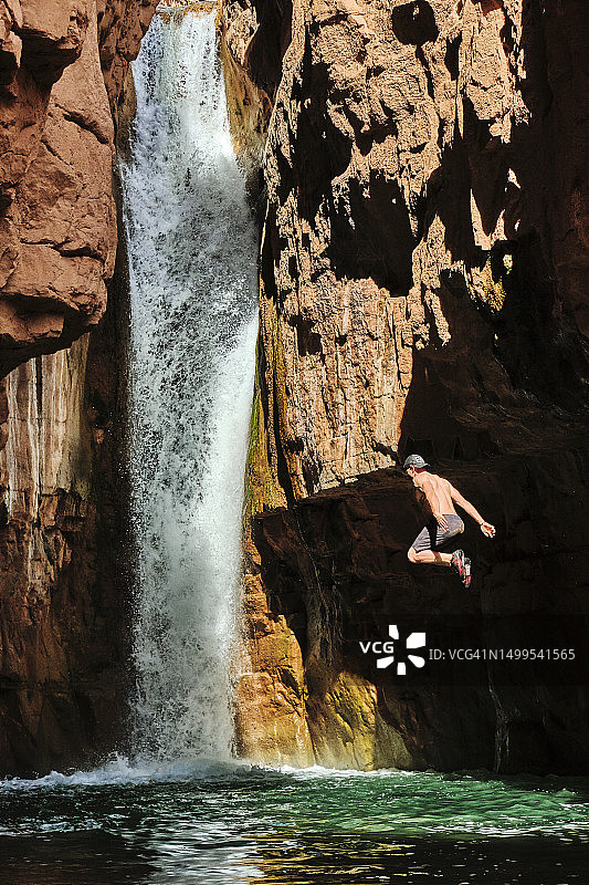 徒步旅行者在亚利桑那州锡贝克河的锡贝克瀑布中畅游图片素材