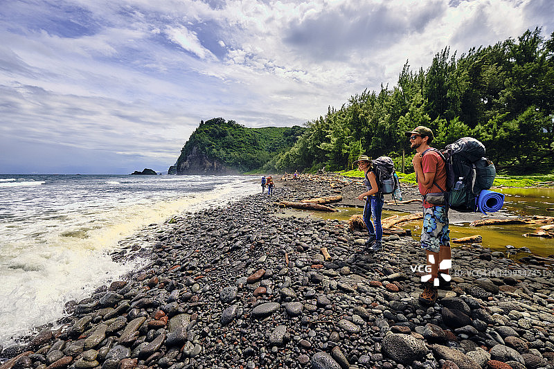 背包客在波劳陆山谷欣赏太平洋美景图片素材