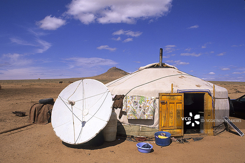 蒙古游牧乡村的卫星通信与蒙古包牧场对比图片素材