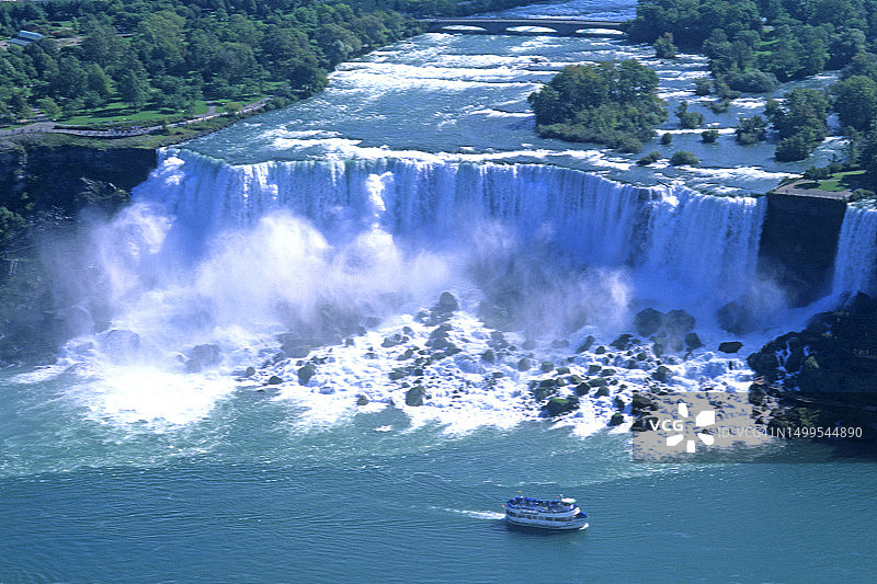尼亚加拉瀑布“雾中少女”号游船空中航拍，纽约图片素材