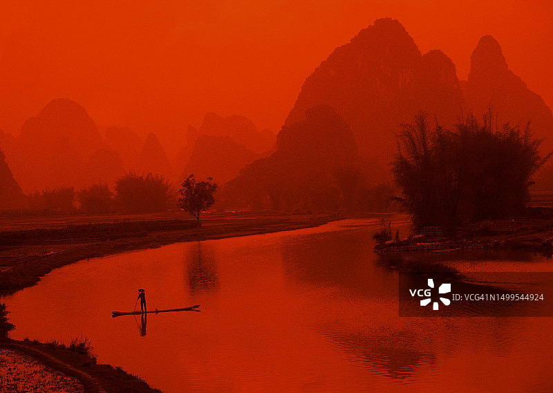 中国桂林阳朔漓江渔民石灰岩山图片素材