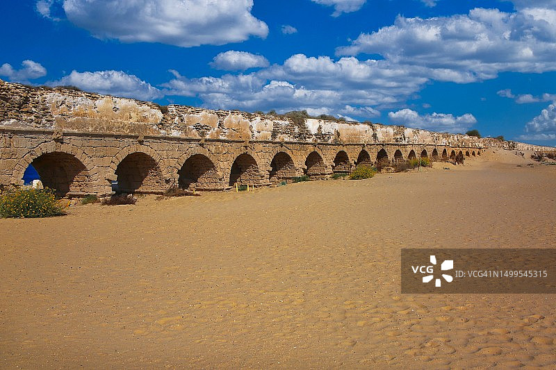 凯撒利亚海滨的哈德良水道图片素材