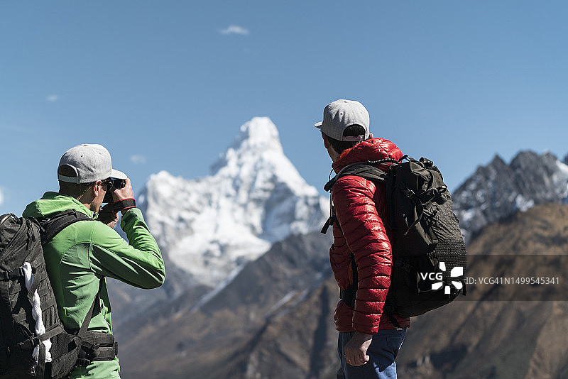 两名男子在尼泊尔昆布观看阿玛达布拉姆峰图片素材