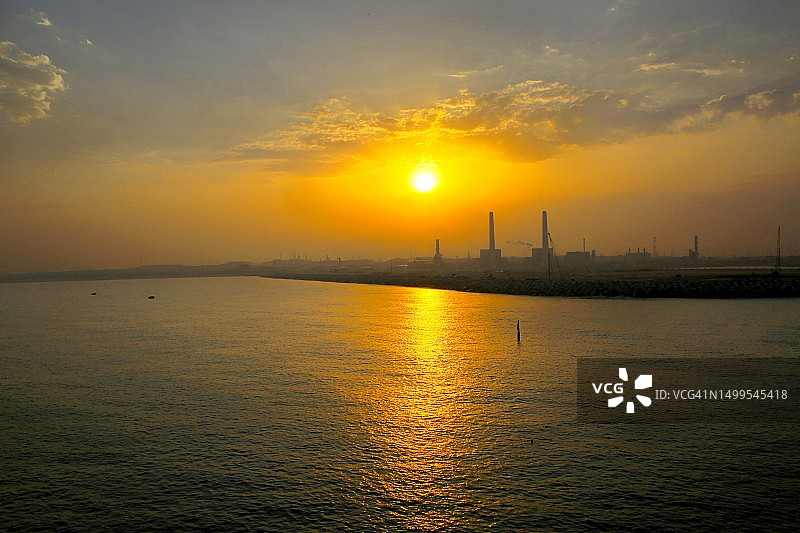 地中海日出时分的以色列阿什杜德港图片素材