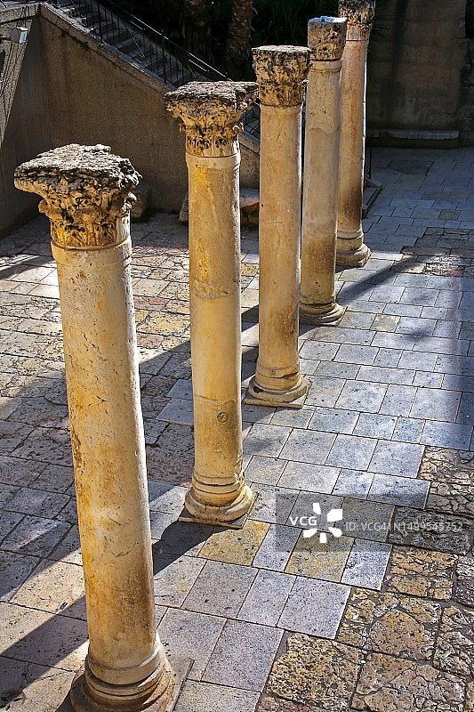 犹太区四根柱子的游客图片素材