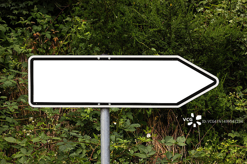 自然环境中的空白白色箭头标志图片素材