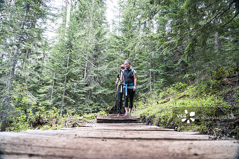 贝克山荒野小径上的两个女人徒步旅行者图片素材