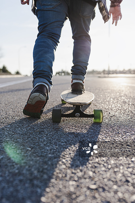 黄金时段玩长板的匿名男子图片素材