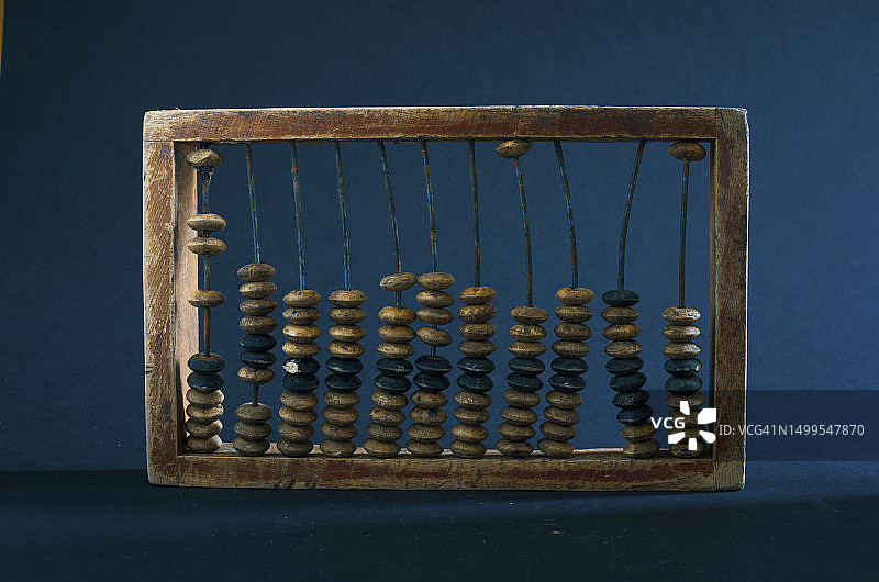 深色背景上的木制算盘图片素材