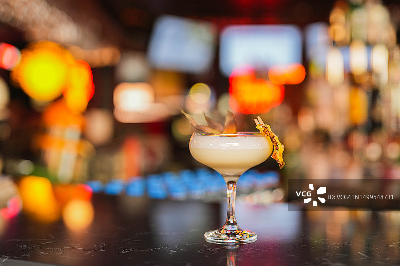 酒吧吧台上的鸡尾酒图片素材
