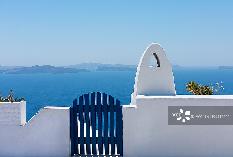 圣托里尼岛的砖砌围墙和蓝色大门图片素材