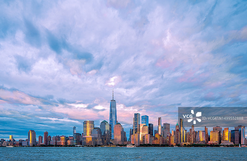 纽约市天际线：曼哈顿下城日落景观图片素材
