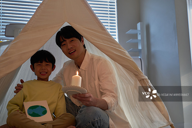 响应地球一小时的家庭图片素材