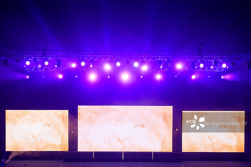 舞台上的聚光灯和投影屏幕图片素材