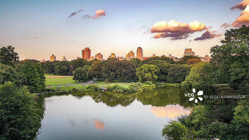从中央公园看到的上东区天际线，前景是龟池的倒影，美国纽约曼哈顿图片素材