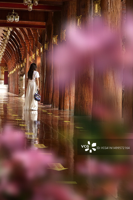在古老佛教寺庙中的年轻亚洲女性图片素材