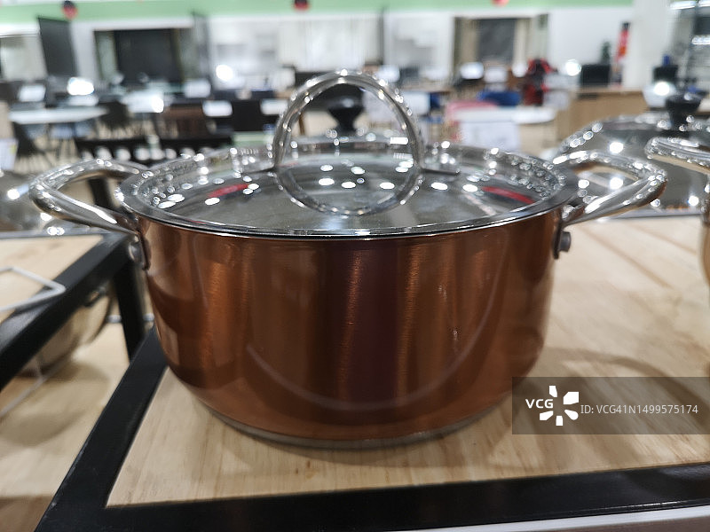 带透明玻璃盖的不锈钢锅图片素材