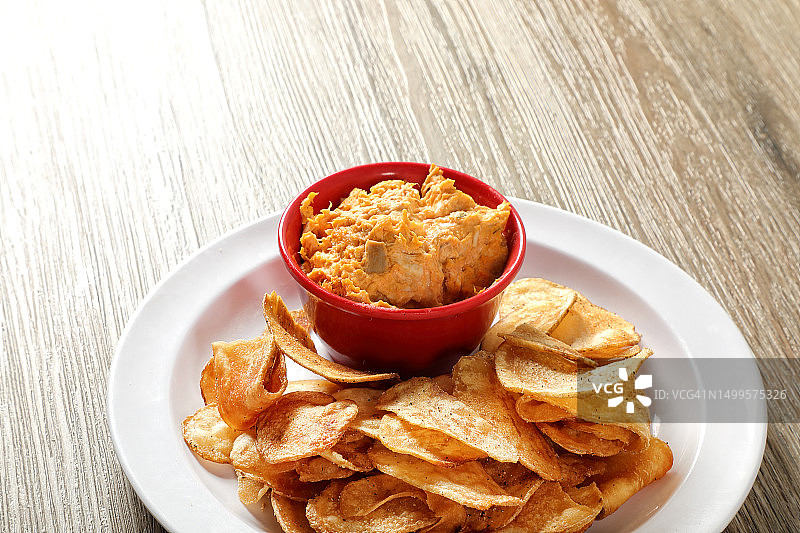 木桌上的炸薯条和蘸酱图片素材