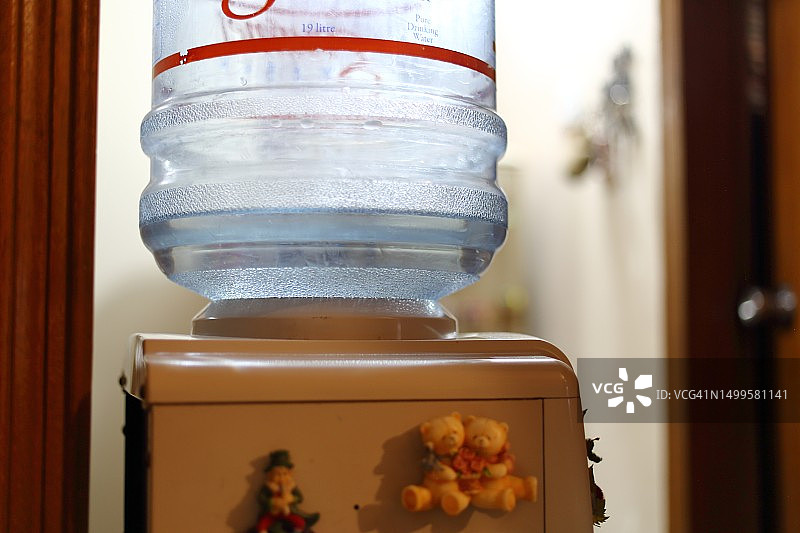 家用客厅饮水机上的矿泉水瓶图片素材