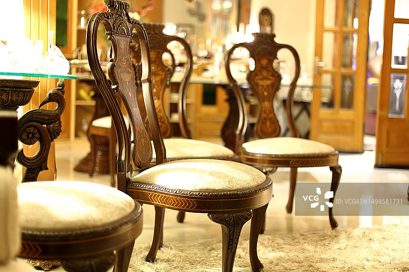 空旷的复古风餐厅餐椅图片素材