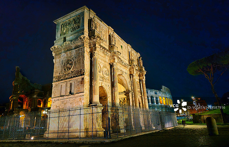 夜晚的君士坦丁凯旋门（意大利罗马）图片素材