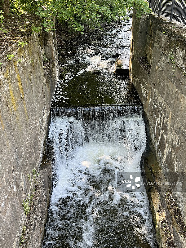 19世纪初废弃的用于升降运河船只的船闸图片素材