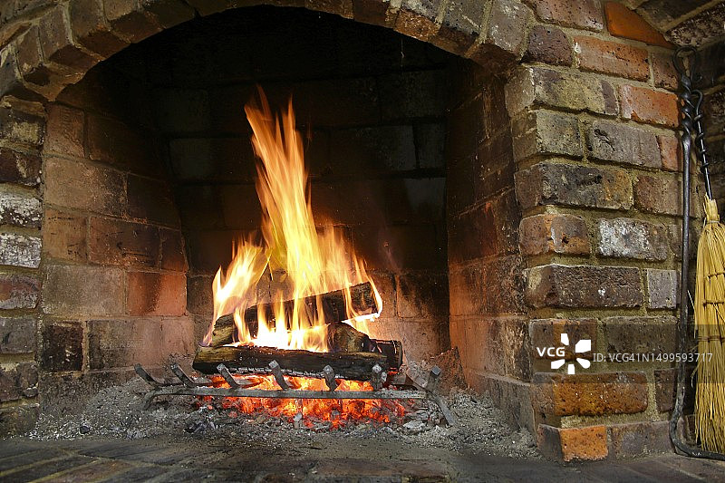 木头在石头壁炉里燃烧图片素材