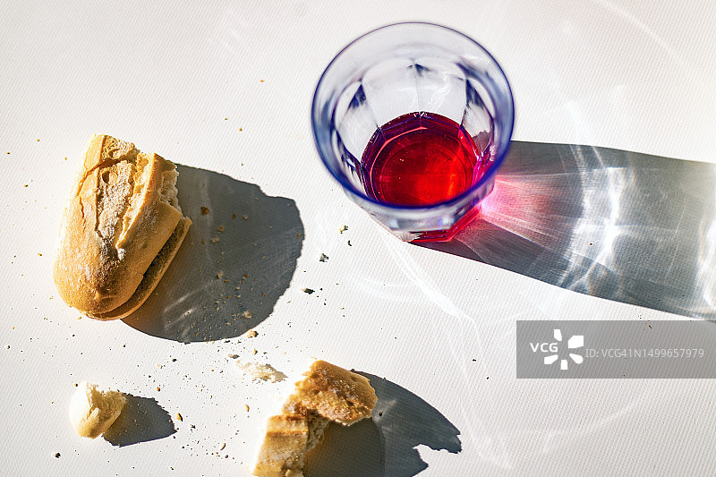 白桌上的葡萄酒和面包块俯视图图片素材