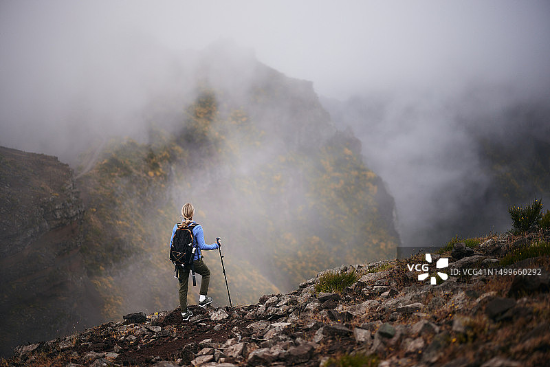 站在山上看风景的徒步女性背影图片素材