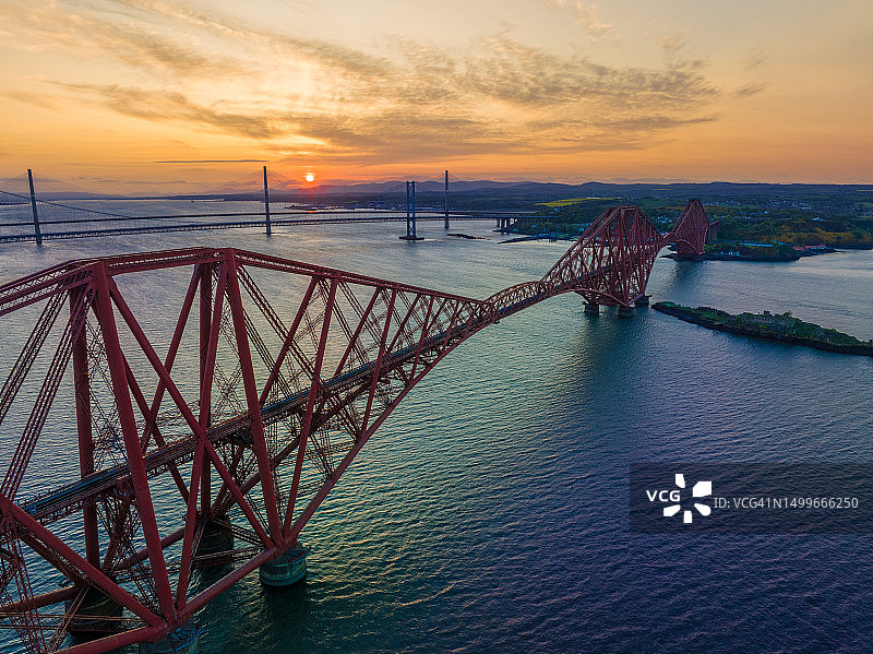 爱丁堡福斯桥、福斯公路桥和昆斯费里大桥日落航拍图片素材