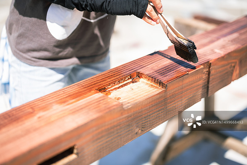 情侣在院子里建造DIY仓库图片素材