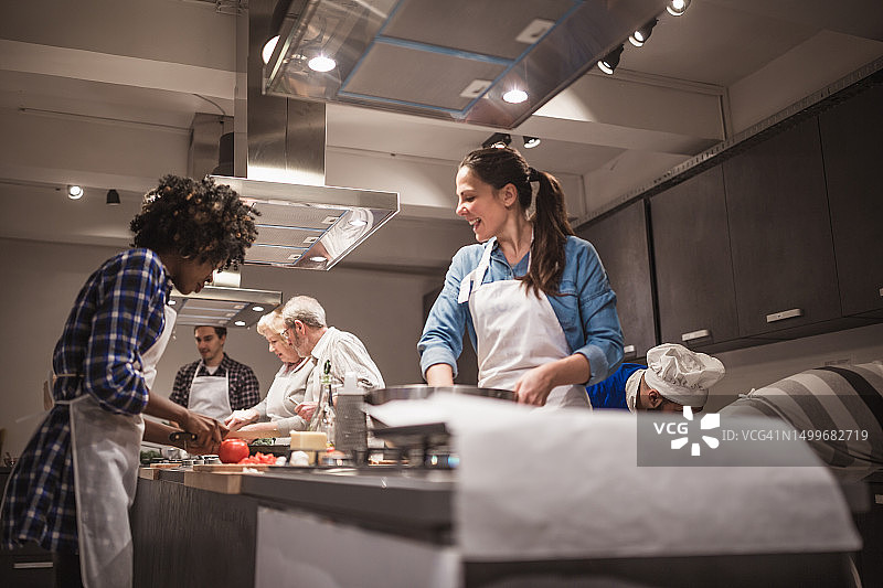 一群人享受烹饪课程图片素材
