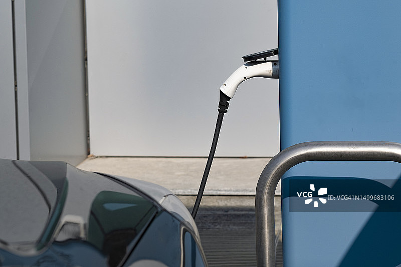 电动汽车充电中图片素材
