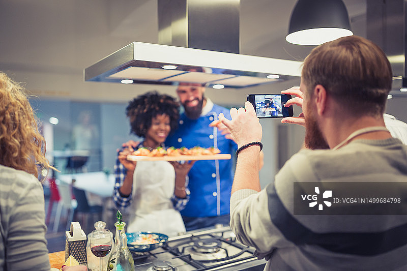 烹饪课程的乐趣：一群人享受美食冒险图片素材