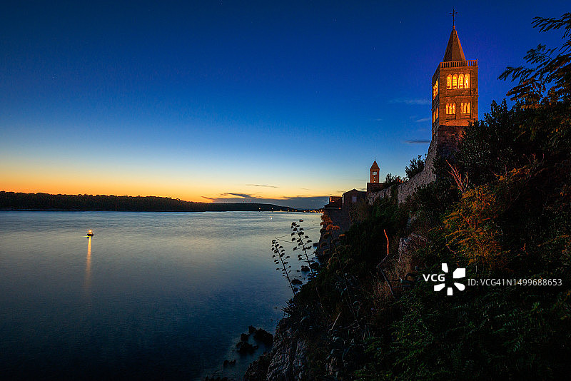 拉布岛海滨教堂夜景图片素材