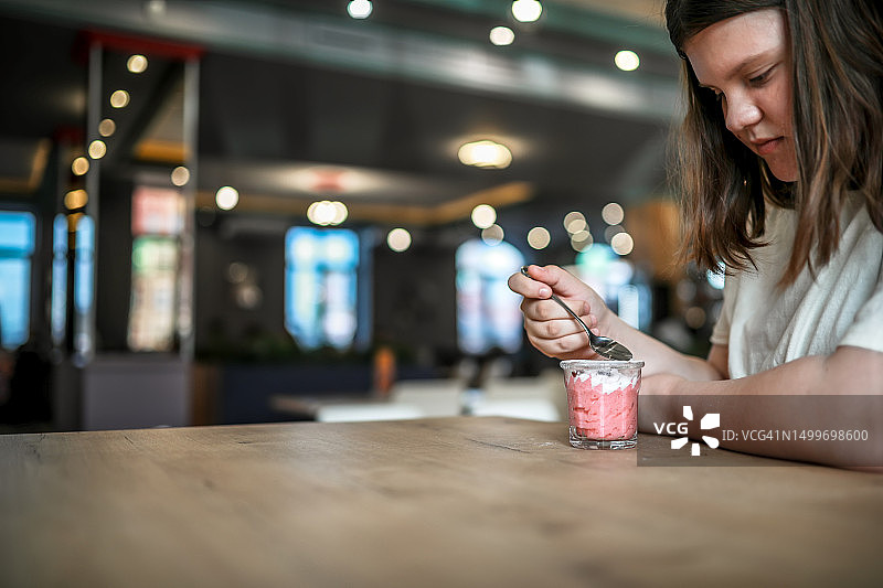 隐秘的挣扎：不健康饮食习惯与社会孤立的复杂关系图片素材