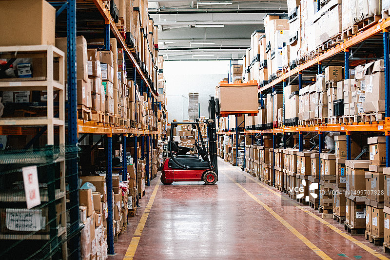 空旷的工业材料仓库景观图片素材