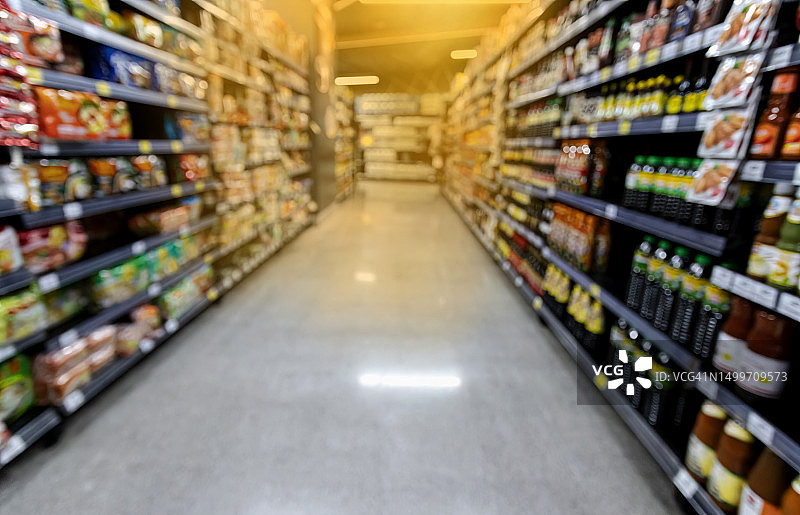 超市中食品饮料的虚焦图像图片素材