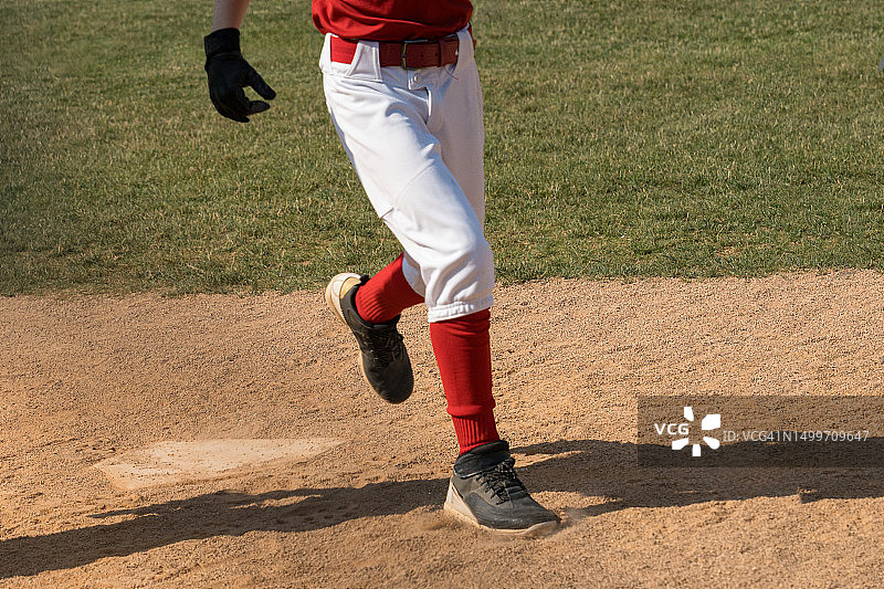 跑垒员冲过本垒板图片素材