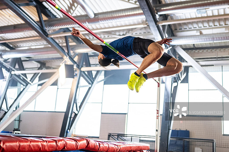 正在进行跳高运动的男运动员图片素材