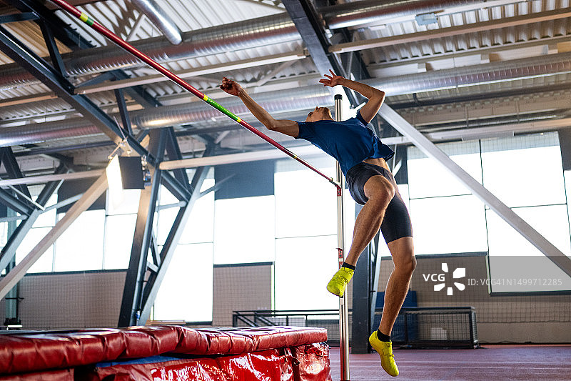 正在进行跳高运动的男运动员图片素材
