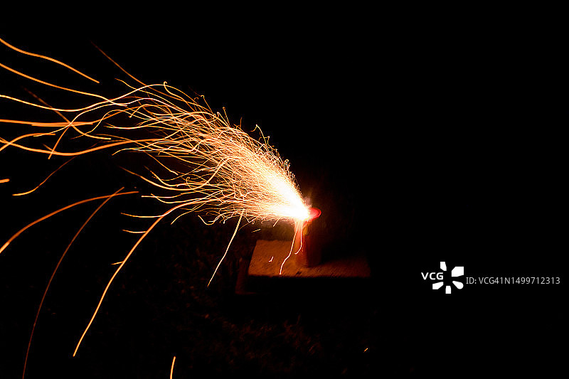 黑色背景上的鲜红色火花图片素材