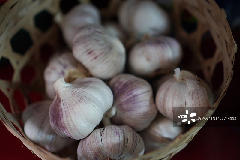 竹编篮子中的大蒜图片素材