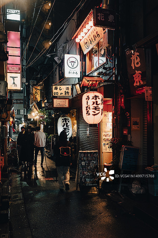 东京夜晚的后街图片素材
