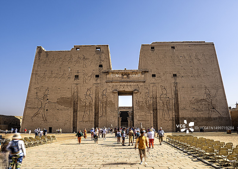 埃及埃德夫神庙周围的游客图片素材