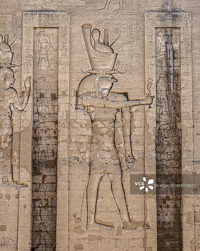 埃及埃德夫神庙外墙的绘画与象形文字图片素材