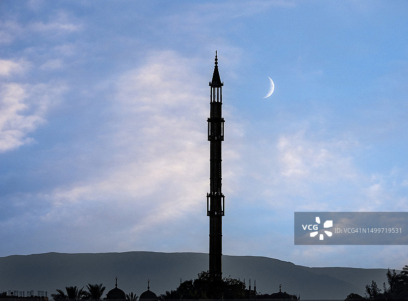 埃及开罗城市暮色中的清真寺尖塔风景图片素材