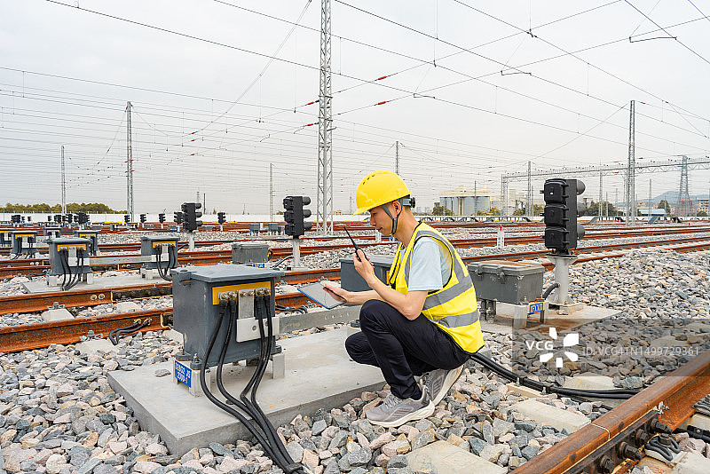 工程师检修铁轨图片素材