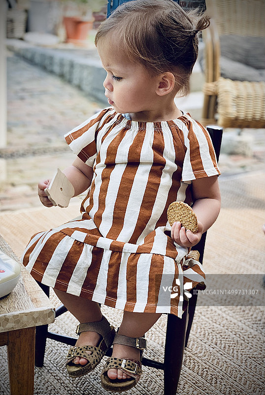 幼儿女孩休息一下图片素材