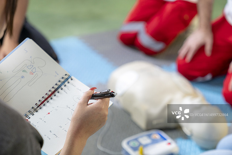 注意心肺复苏培训图片素材